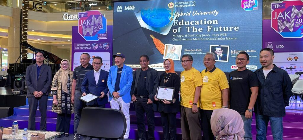 The Synergy of Lokatekno along with UNPAD and Markplus in the Field of Education 1 Foto Bersama - Event Softlaunch MOOC by Lokatekno-UNPAD-MarkPlus Institute